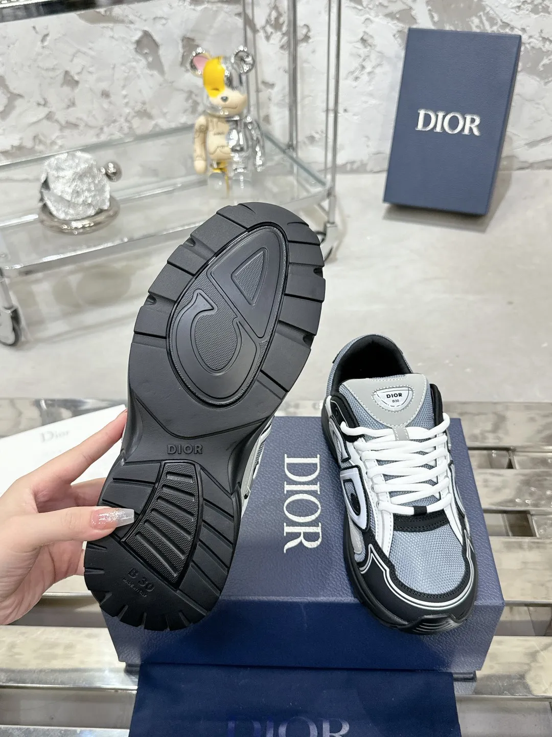 Men's men's shoes 💰600❤️❤️❤️High version Dior Dior's latest color matching B30 series reflective dad sneakers original 17380💰 purchased for development and production Brand new B30 sneakers Dad Shoes style shoes that follow the trend of the retro market The Dior logo on the tongue also indicates that this pair of shoes is the B30 model! B30 uses fine-textured leather and mesh cloth materials to form a shoe body. There are conspicuous letters CD on both sides of the shoe body to indicate identity. Many lines on the shoe body outline details to make the shoes look less monotonous and full of retro flavor. The delivery counter is exquisitely packaged🛍📦 ▪️Fabric: Original customized technical fabric + mesh ▪️Inner lining: Customized breathable lining ▪️Outsole: Original molded IP foam + TPU outsole ▪️Sole thickness: 3.5CM ▪️Size: Women’s size 35-40 / Men’s size 39-46